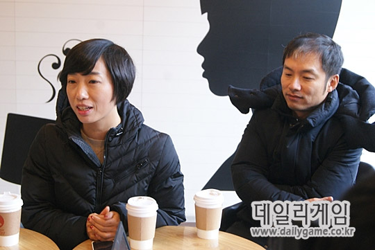 박지영·이영일 부부가 19일 임시주주총회 이후 기자들과 만나 대화를 나누고 있다.