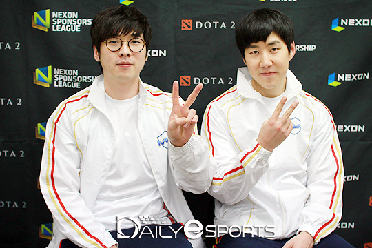 우승을 차지한 MVP 핫식스 박태원(왼쪽)-이승곤