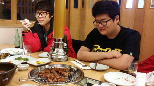 고기를 보며 흐뭇한 표정을 짓고 있는 KT 불리츠 '류' 유상욱(오른쪽).(이지훈 감독 페이스북 발췌)