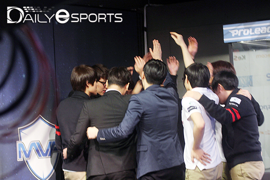 CJ 엔투스 선수단이 첫 승을 거둔 이후 하이파이브를 하고 있다.