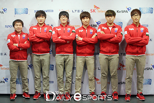 KT 롤스터 스타크래프트2 선수단이 SK텔레콤 T1을 제압하고 단체 사진 촬영에 임했다.