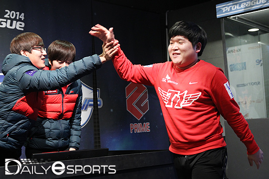 SK텔레콤 이적생 중에 첫 승을 신고한 노준규(오른쪽).