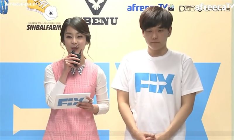 픽스 스타리그의 인터뷰걸인 앤화이트 하경과 승자 인터뷰를 하고 있는 조일장(오른쪽)사진=소닉 스타리그 캡처).