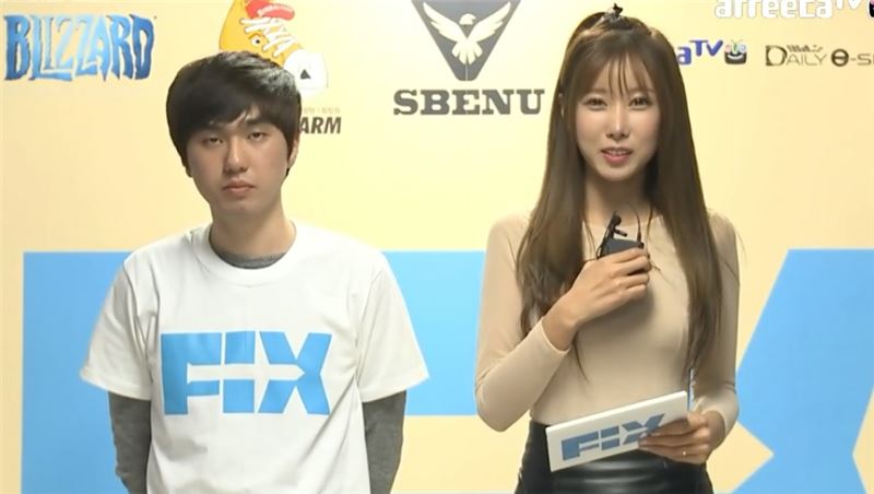 픽스 스타리그 32강 D조에서 1위로 16강에 오른 STX 소울 출신 저그 김현우(왼쪽)가 레이싱 모델 천보영(오른쪽)과 인터뷰를 하고 있다(사진=소닉 스타리그 영상 캡처).