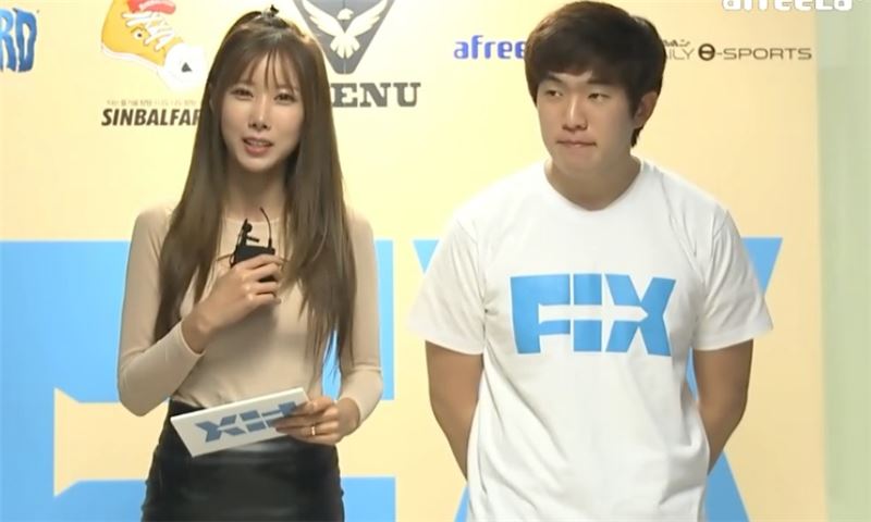 픽스 스타리그 32강 D조에서 최종전에서 승리한 최호선(오른쪽)이 인터뷰걸 천보영과 이야기를 나누고 있다(사진=소닉 스타리그 방송 캡처).