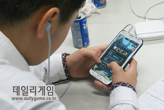 셀바스 FGT에 참여한 이용자들이 용의 심장을 플레이하고 있다.