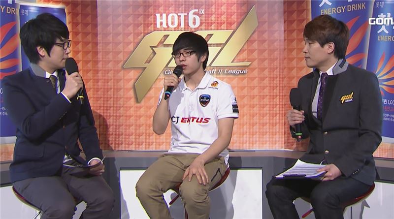 WCS 코리아 GSL 시즌1 코드S에 올라간 CJ 엔투스 김정훈(가운데)이 중계진과 인터뷰를 나누고 있다(사진=곰exp 중계화면 캡처).