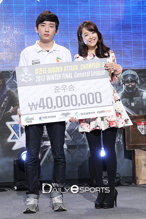 아쉽게 우승을 놓쳐 아쉬운 인트로스펙션 전형민(왼쪽)