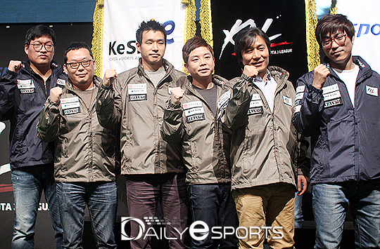파이팅 포즈를 하고 있는 코리아 도타2 리그(KDL) 관계자들