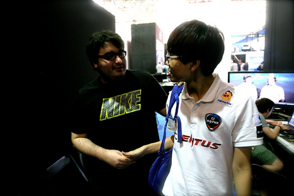 후안 로페즈(왼쪽)가 경기를 앞두고 정우용과 악수를 하고 있다.(사진제공=터틀 엔터테인먼트)