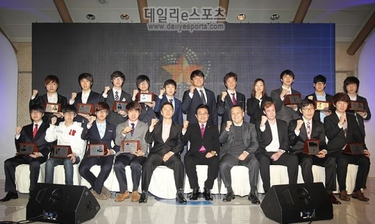 2012 한국 e스포츠 대상에서 상을 받은 사람들이 단체 사진을 촬영하고 있다.