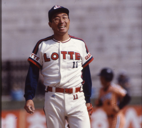 ▲현역시절의故최동원감독.은퇴이후팬들과더가까이가고자했던이였다.사진│롯데자이언츠