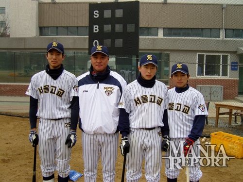 ▲서울고코치시절의추성건(좌측에서두번째).사진│김현희기자