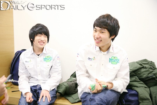 이번 시즌 엇갈린 행보를 보이고 있는 진에어 이적생 조성주(왼쪽)와 김유진.