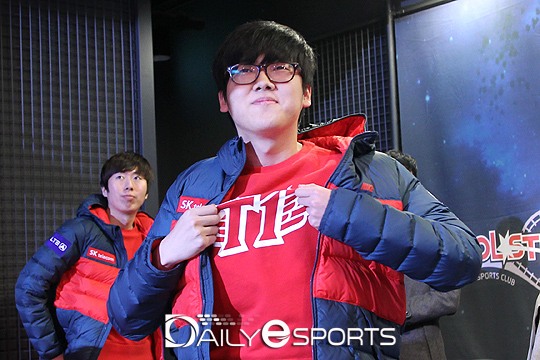 SK텔레콤 원이삭이 진에어 그린윙스를 상대로 올킬을 달성한 뒤 세리머니를 펼치고 있다.