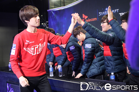 삼성 칸의 저그 이영한을 꺾은 SK텔레콤 프로토스 정윤종이 동료들과 하이파이브를 나누고 있다.