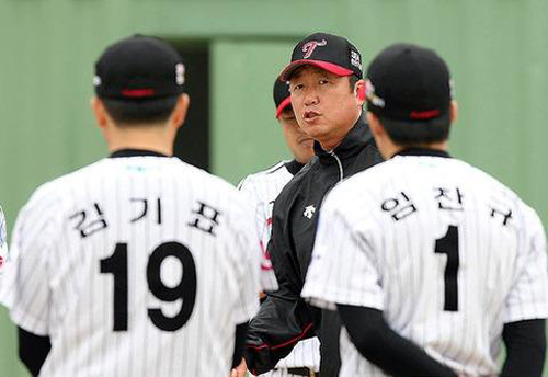 ▲지난11일,가정사로자진사임을선언한LG차명석코치.사진│LG트윈스