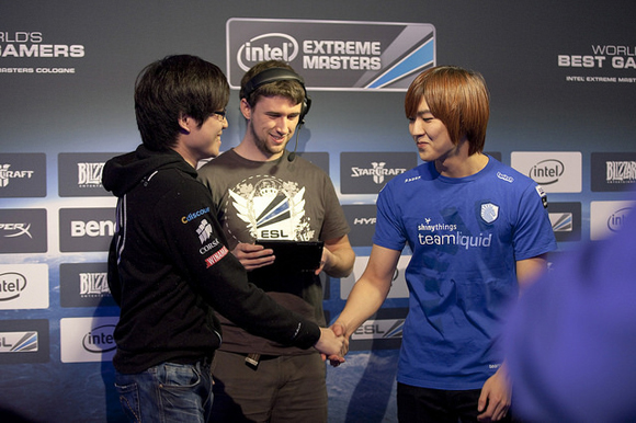 송현덕(오른쪽)이 경기를 앞두고 박지수와 악수하고 있다.(사진제공=터틀 엔터테인먼트)