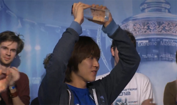 리퀴드 송현덕이 우승을 차지한 뒤 환호하고 있다(사진캡처=IEM 쾰른 방송)