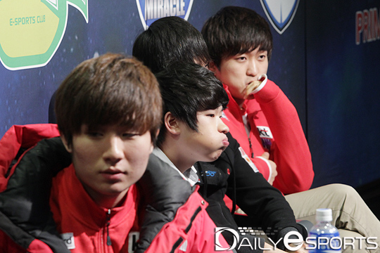 종족 최강전에서 저그와 프로토스에게 연패를 당한 테란 종족 대표 선수들의 모습. 표정이 밝지 않다.