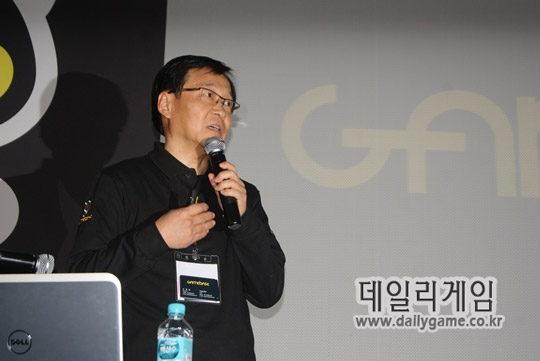 신영철 게임베이스 대표가 게임브리오에 대해 소개하고 있다.