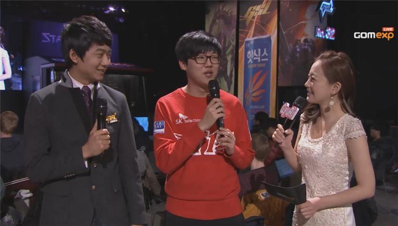 SK텔레콤 T1 원이삭(가운데)이 곰TV 중계진과 인터뷰를 나누고 있다(사진=곰exp 방송화면 캡처).