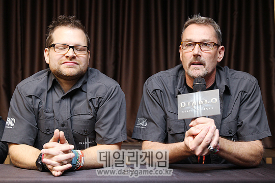 조슈아 모스키에라 게임 디렉터(좌측)와 데이브 아담스 수석 레벨 디자이너가 질의응답을 진행하고 있다.