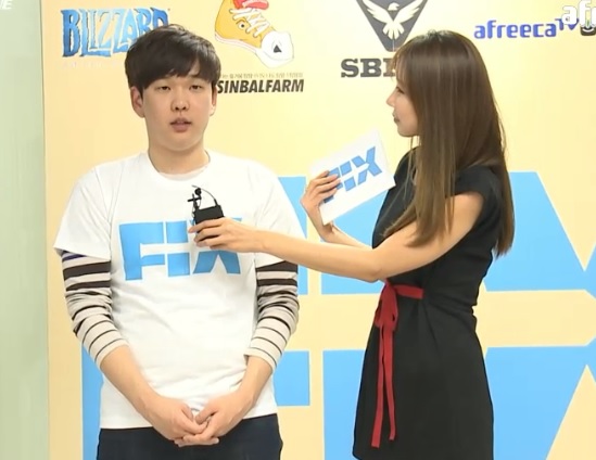 픽스 스타리그 4강에 올라간 조일장(왼쪽)이 천보영과 인터뷰를 나누고 있다(사진=픽스 스타리그 영상 캡처).