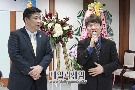 최승재 한국인터넷콘텐츠서비스협동조합 이사장(좌측)과 김병곤 한국인터넷PC문화협회장