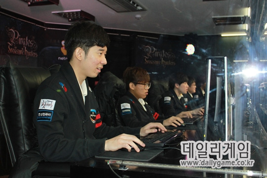 파이러츠 트레저헌터 경기를 진행 중인 CJ 소속 선수들