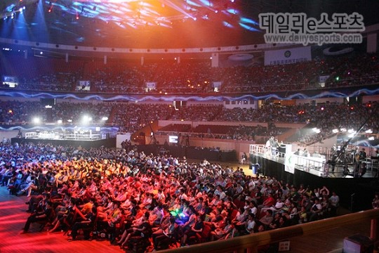 2013 LOL 올스타를 보기 위해 중국 상해 대무대를 가득 채운 관중들.