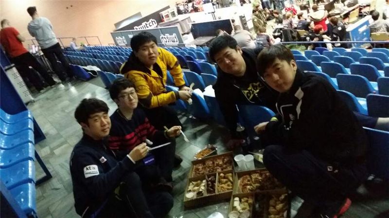KT 롤스터 불리츠 선수들이 연습 시간을 확보하기 위해 현장에서 식사를 하고 있다(사진=이지훈 KT 롤스터 감독 제공).