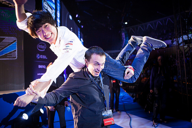 ESL 총 책임자인 미카엘 '카막' 블리햐츠가 IEM 월드 챔피언십 우승자인 김유진과 세리머니를 하고 있다(사진 출처=Helena Kristiansson of esportphoto.com)