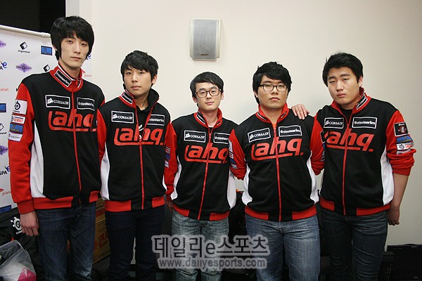 ahq 코리아 시절 승부 조작에 가담했음을 시인하고 투신 자살을 시도한 '피미르' 천민기(사진 맨 왼쪽).