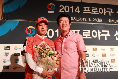 ▲지난해신인지명회의직후스승인박태호영남대감독과함께한김민수.사진│김현희기자
