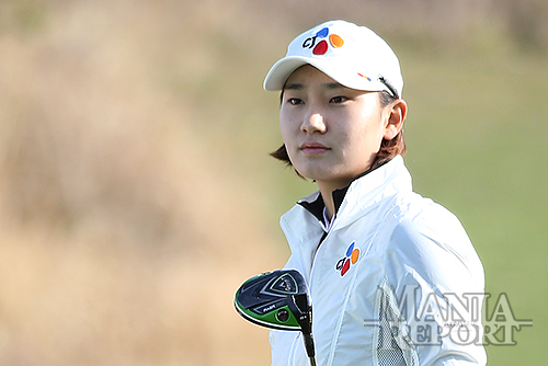 ▲10일열린한국여자프로골프(KLPGA)투어국내개막전'제7회롯데마트여자오픈'1라운드에서김민선이티샷후볼방향을확인하고있다.사진
