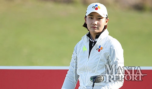 ▲김민선이10일열린한국여자프로골프(KLPGA)투어롯데마트여자오픈1라운드에서1번홀티샷후공을바라보고있다.사진