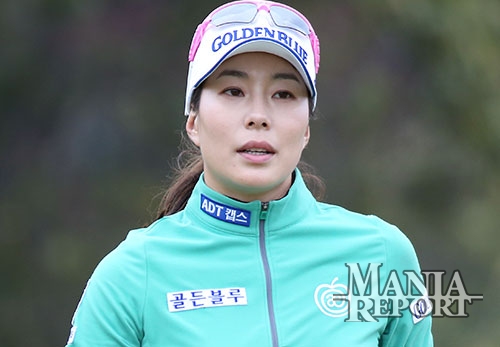 ▲안시현dl12일열린한국여자프로골프(KLPGA)투어롯데마트여자오픈2라운드에서2번홀홀아웃하고있다.사진
