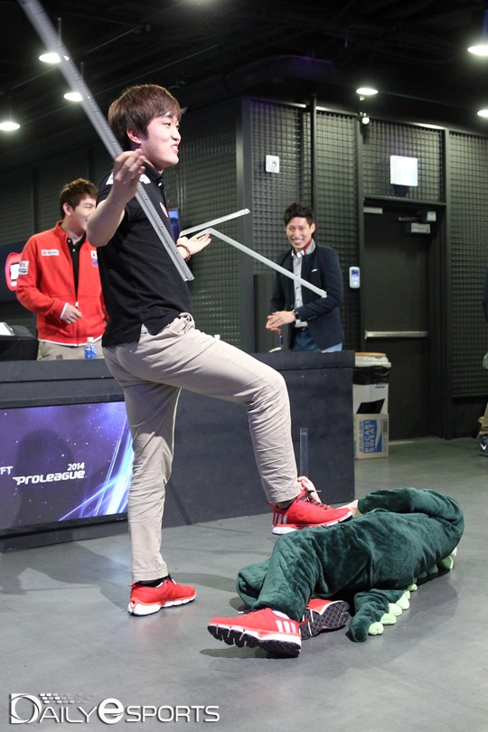 송병구를 상대로 승리한 뒤 세리머니를 펼친 KT 이영호.