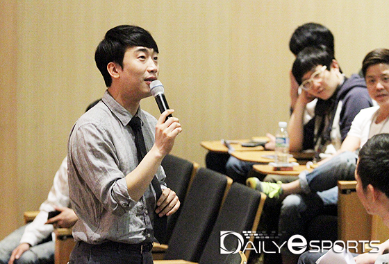 성승헌 캐스터가 도타2 선수들을 대상으로 소양교육에서 강연하고 있다.