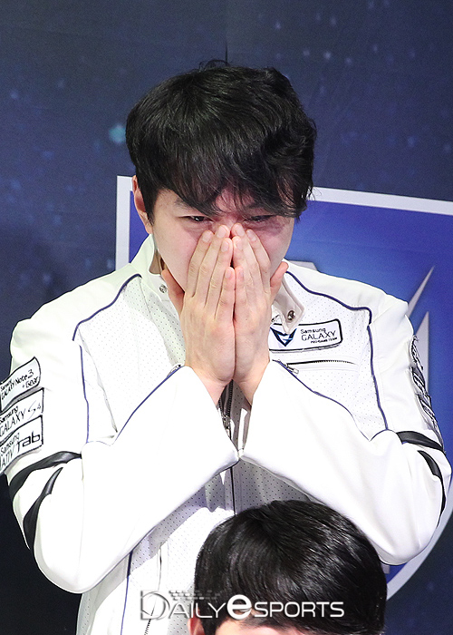 에이스 결정전 승리를 거두고 눈물 고인 삼성 송병구.