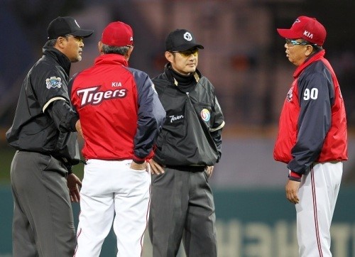 ▲지난4월30일광주경기에서도한차례석연찮은판정이일어났고,이는곧'관중심판폭행'으로이어졌다.사진│KIA타이거즈