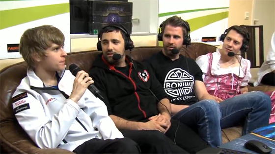 우승을 차지한 얀스 아스가드(왼쪽)가 대회 주최자인 '테이크' 데니스 쾰렌(왼쪽에서 두 번째)과 이야기를 나누고 있다.(사진 캡처=테이크TV 방송)