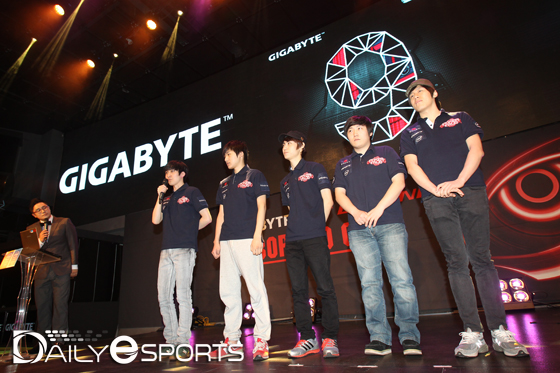 포커페이스 '시니컬' 정동식이 인터뷰를 하고 있다.