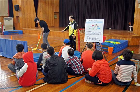 엔씨소프트문화재단과 경남혜림학교가 진행한 2013년 학교체육동 '플로어볼' 모습.