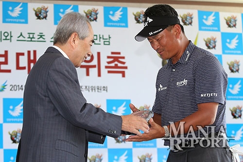 ▲최경주가14일인천스카이72에서열린인천아시안게임홍보대사위촉식에서위촉패를받고있다.사진