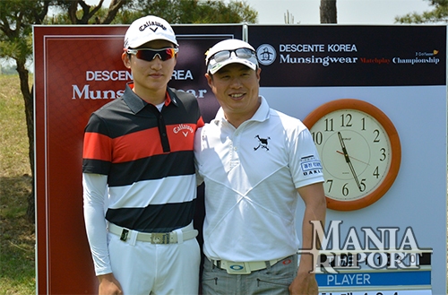 ▲정지웅(왼쪽)과김형태가22일열린한국프로골프(KPGA)투어'데상트코리아먼싱웨어매치플레이챔피언십'64강전에서경기시작전사진촬영을하고있다.사진