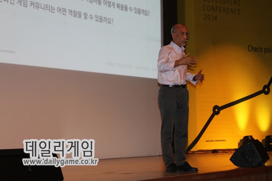 전길남 카이스트 명예 교수가 NDC 14 기조 강연을 진행하고 있다.