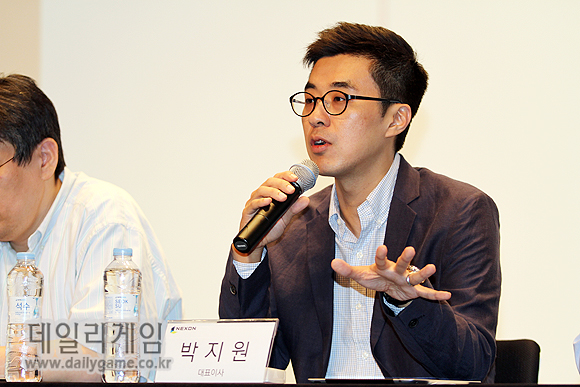 박지원 넥슨코리아 대표가 기자들의 질문에 대답하고 있다.