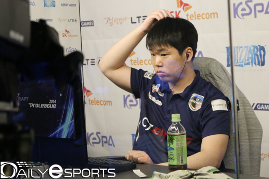 CJ 엔투스 고병재가 가림판에 맞은 머리를 만지고 있다.